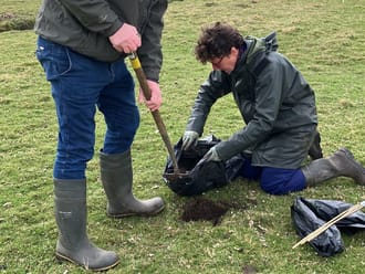 onderzoekers steken een grondmonster uit