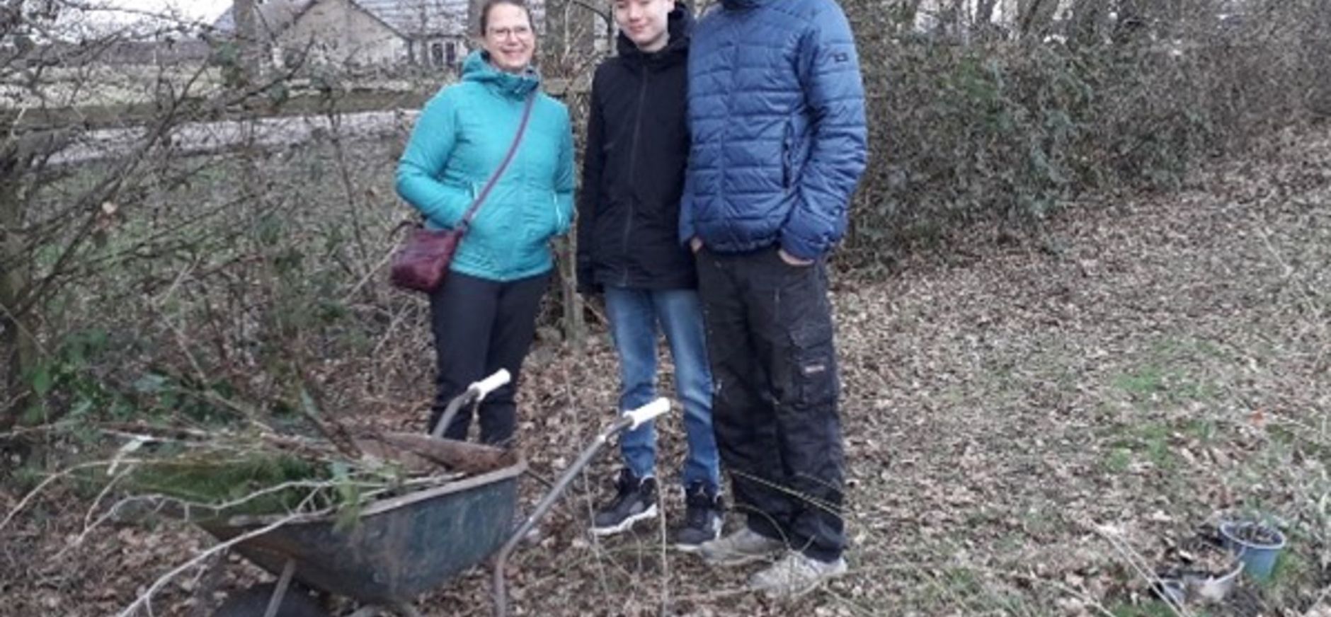 Mensen halen bomen op voor een nieuwe plek.