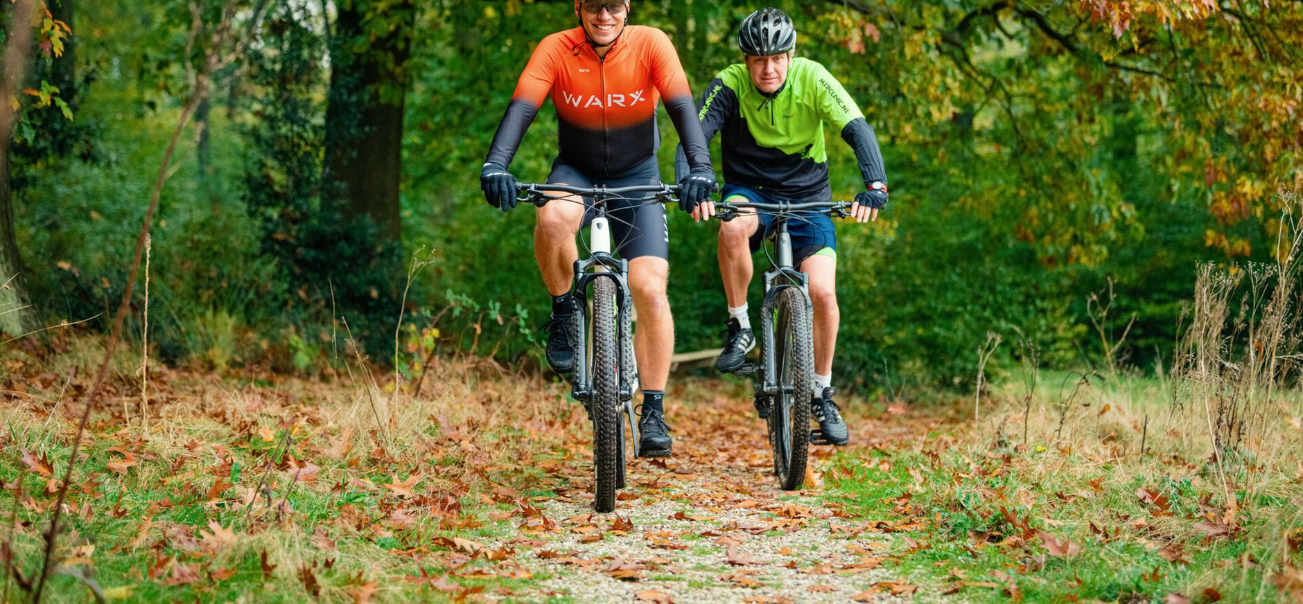 Twee mountainbikers die op je af komen fietsen