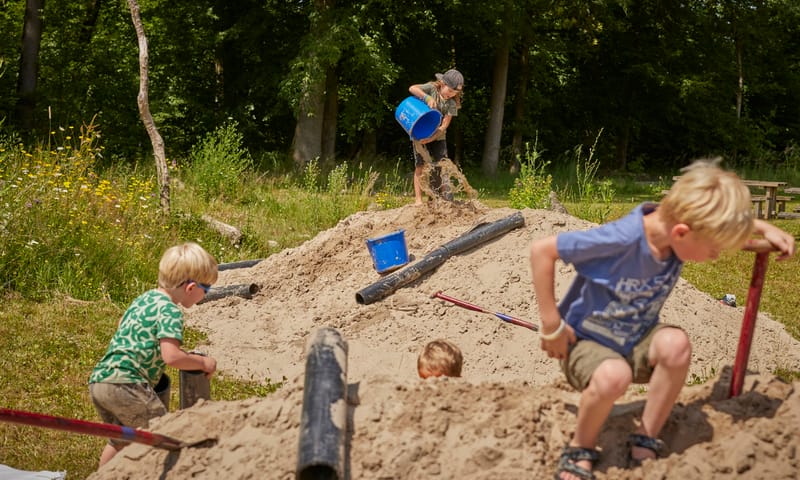 Spelen in het zand Spelen in het zand