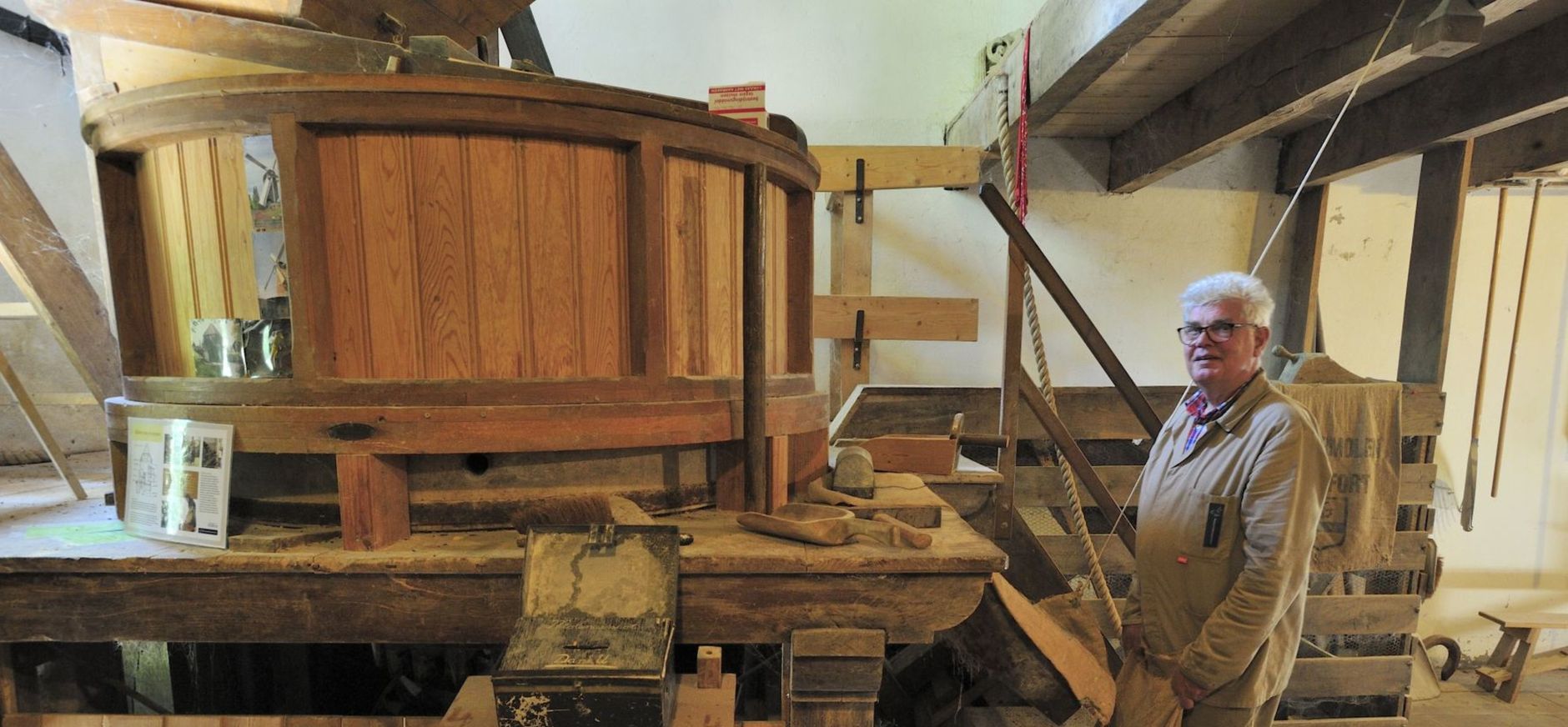 Mooi staaltje ambacht deze authentieke 300 jaar oude watermolen Mooi staaltje ambacht deze authentieke 300 jaar oude watermolen