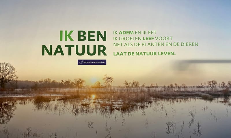 De foto op de wand achter de balie met de tekst IK BEN NATUUR