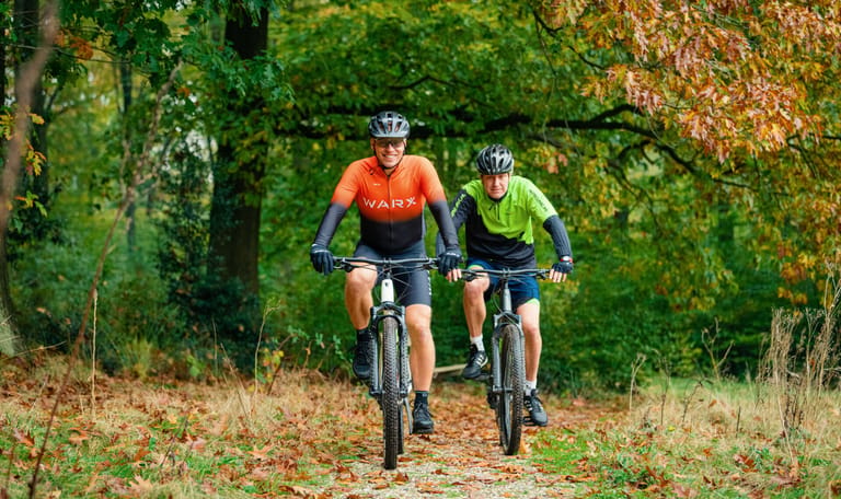 Twee mountainbikers die op je af komen fietsen