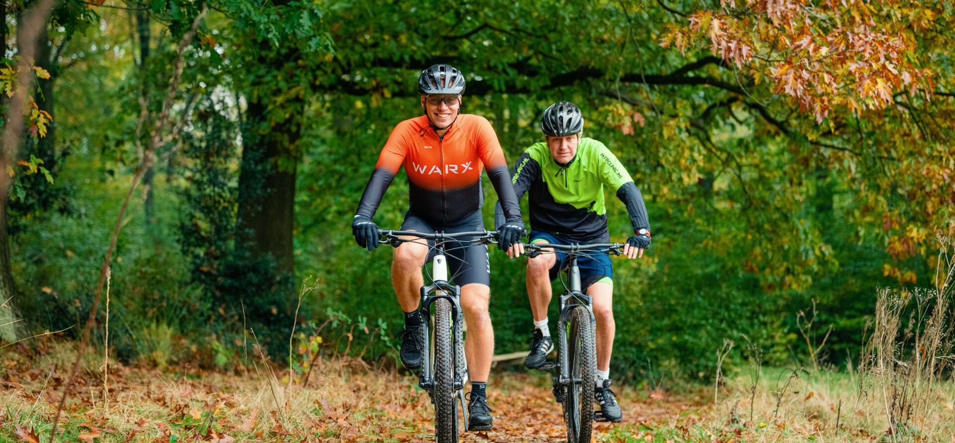 Twee mountainbikers die op je af komen fietsen