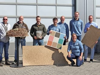 📷 Trotse partners in een vernieuwende aanpak voor biobased bouwmateriaal. Van links naar rechts: Paul Clazing, Roelof Smit, Timo ter Voort, Henk Lok, Claudio Pauwels, Per Verzaal, Ton Bontekoe, Klaske Postma, Sander Kok, Omar Sendur.