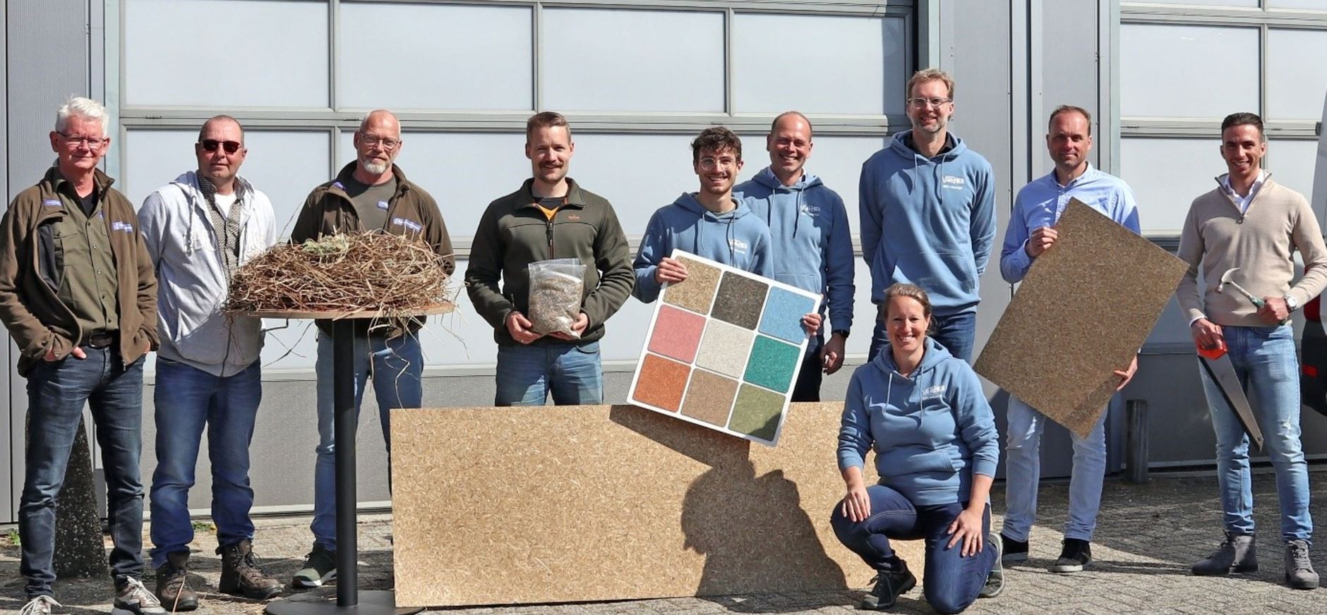 📷 Trotse partners in een vernieuwende aanpak voor biobased bouwmateriaal. Van links naar rechts: Paul Clazing, Roelof Smit, Timo ter Voort, Henk Lok, Claudio Pauwels, Per Verzaal, Ton Bontekoe, Klaske Postma, Sander Kok, Omar Sendur.