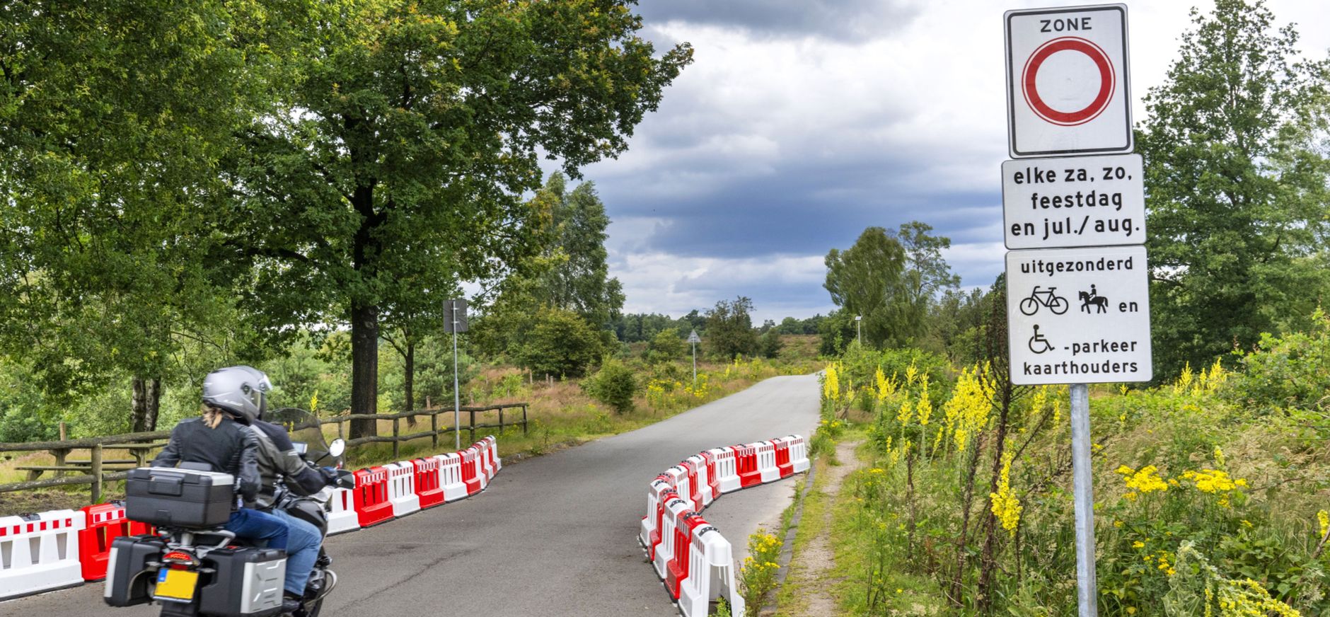 Motor nadert wegversmalling Beekhuizenseweg