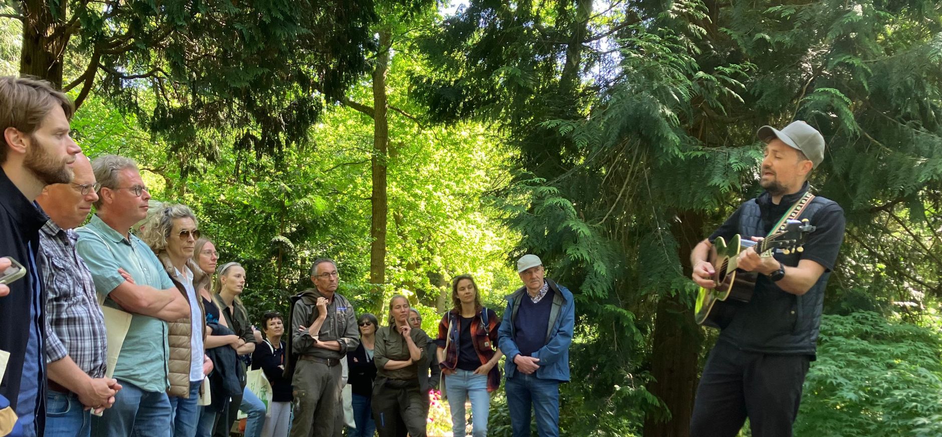 Tim Knol in de Rhodondendronvallei op Gooilust - lancering nieuwe wandelroute mei2025