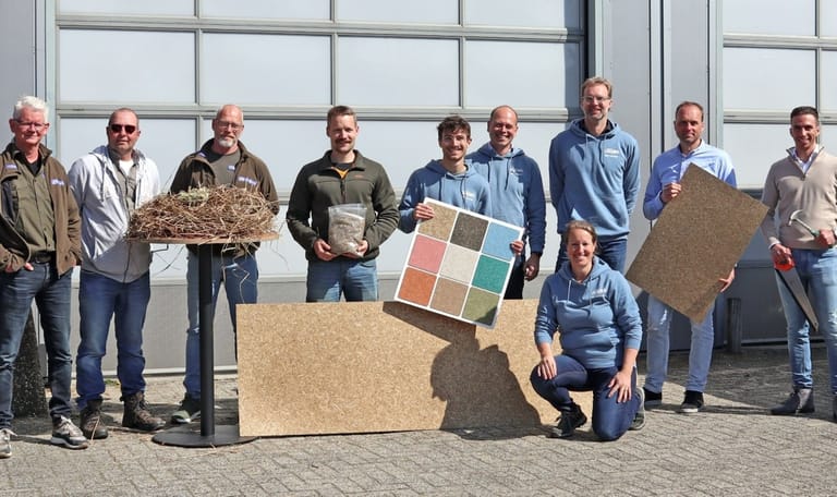 📷 Trotse partners in een vernieuwende aanpak voor biobased bouwmateriaal. Van links naar rechts: Paul Clazing, Roelof Smit, Timo ter Voort, Henk Lok, Claudio Pauwels, Per Verzaal, Ton Bontekoe, Klaske Postma, Sander Kok, Omar Sendur.