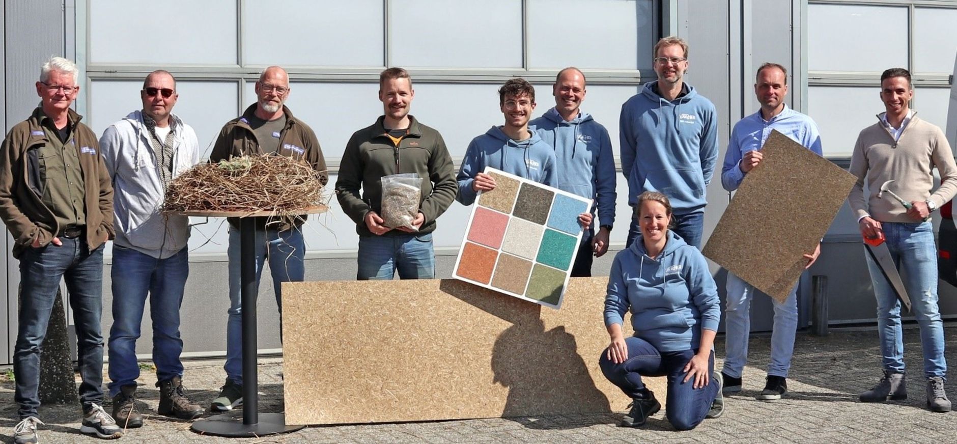 📷 Trotse partners in een vernieuwende aanpak voor biobased bouwmateriaal. Van links naar rechts: Paul Clazing, Roelof Smit, Timo ter Voort, Henk Lok, Claudio Pauwels, Per Verzaal, Ton Bontekoe, Klaske Postma, Sander Kok, Omar Sendur.