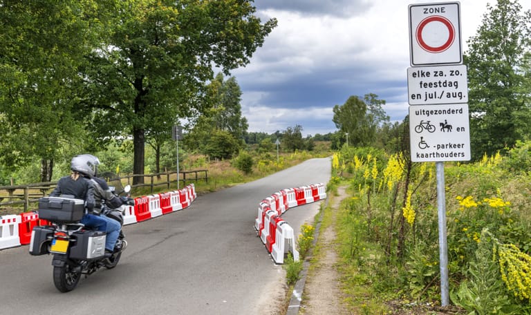 Motor nadert wegversmalling Beekhuizenseweg