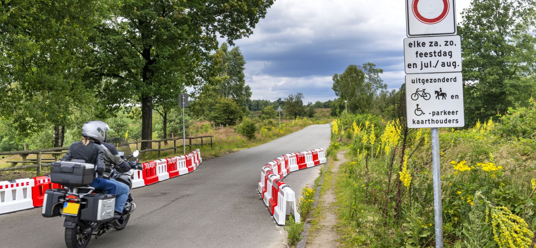 Motor nadert wegversmalling Beekhuizenseweg