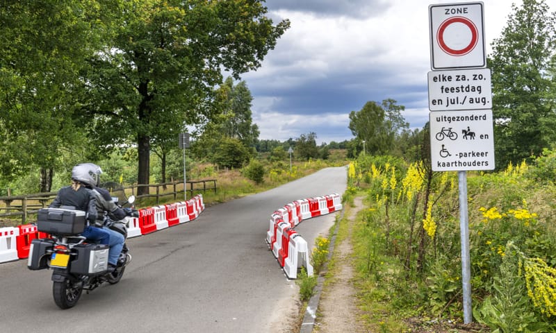 Motor nadert wegversmalling Beekhuizenseweg