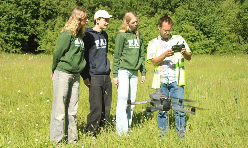 Studenten met drone in het veld