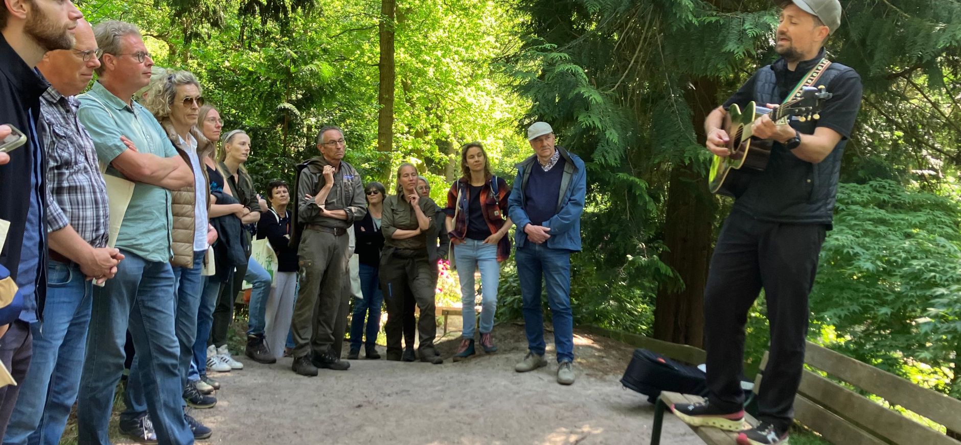 Tim Knol in de Rhodondendronvallei op Gooilust - lancering nieuwe wandelroute mei2025