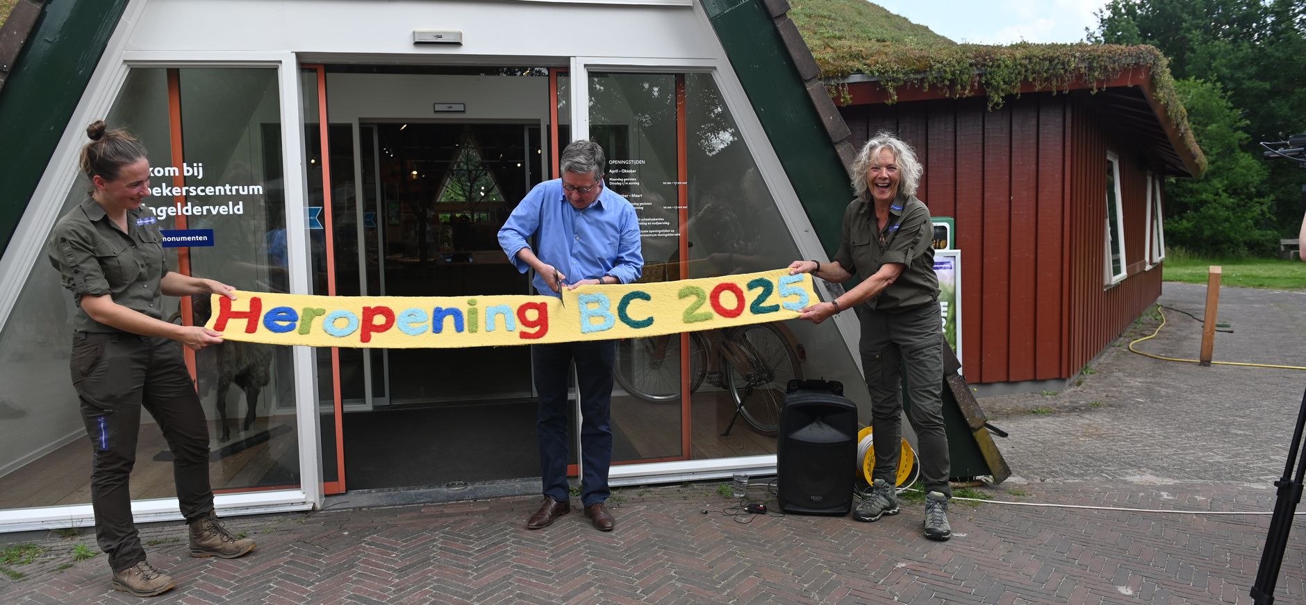 Pim van der Feltz knipt lintje door