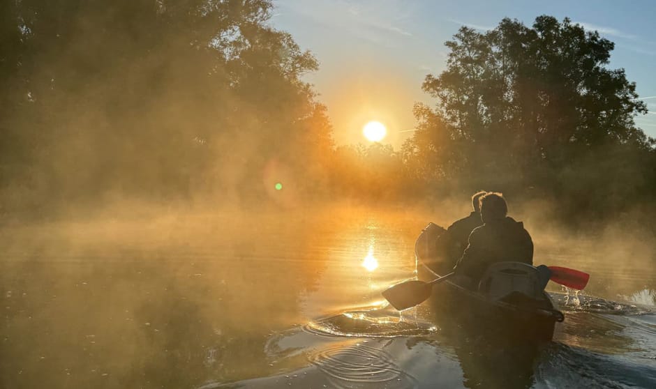 Kanoën bij zonsopgang Kanoën bij zonsopgang