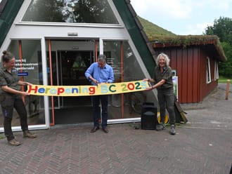 Pim van der Feltz knipt lintje door