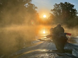 Kanoën bij zonsopkomst Kanoën bij zonsopkomst