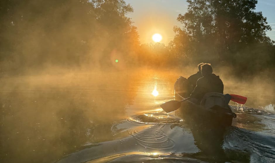 Kanoën bij zonsopkomst