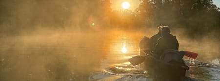 Kanoën bij zonsopkomst
