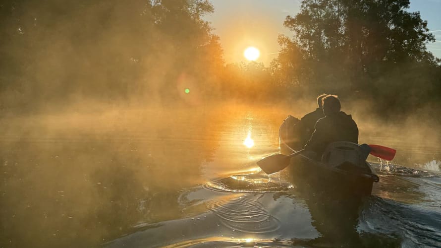 Kanoën bij zonsopkomst Kanoën bij zonsopkomst