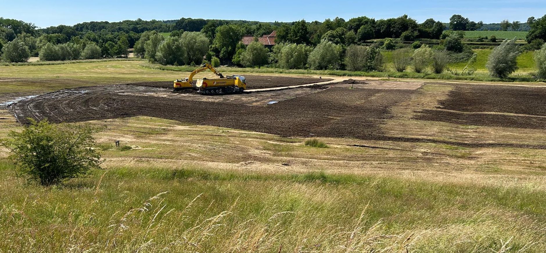 Plaggen bij de Volmolen Een graafmachine is bezig met plagwerk in de buurt van de Volmolen in het Geuldal