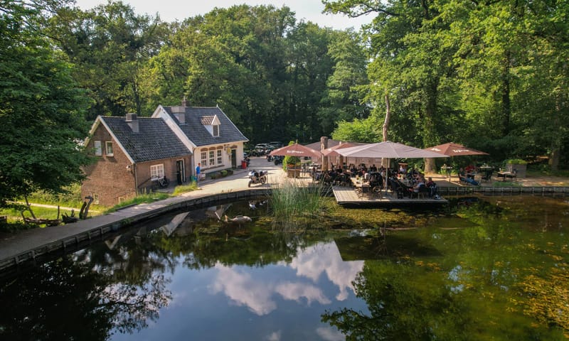 Restaurant aan het water met terras