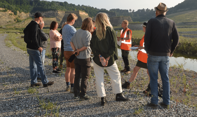 andelaars krijgen uitleg van gidsen tijdens excursie door de ENCI-groeve op de Sint-Pietersberg in Maastricht