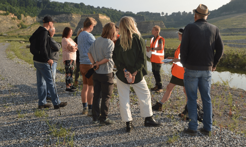 andelaars krijgen uitleg van gidsen tijdens excursie door de ENCI-groeve op de Sint-Pietersberg in Maastricht