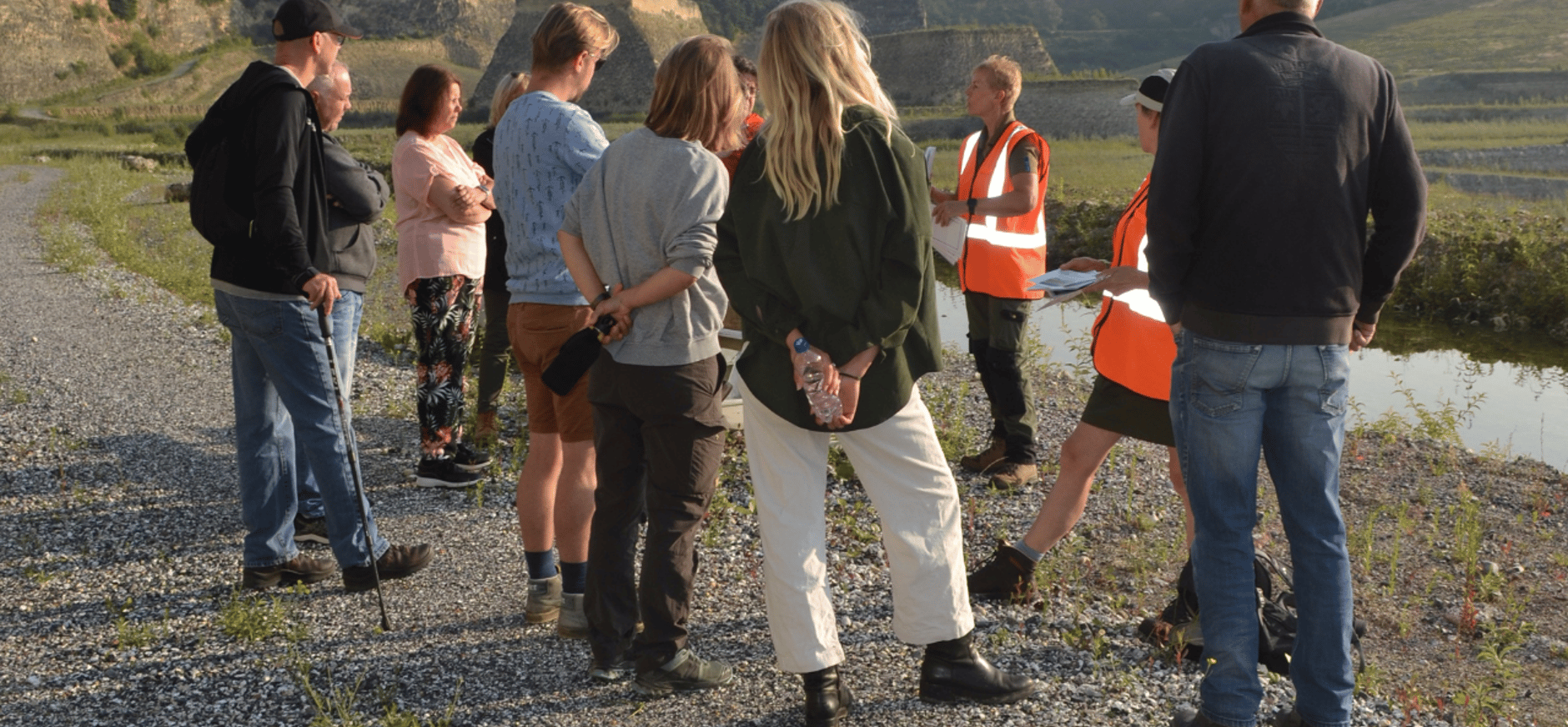andelaars krijgen uitleg van gidsen tijdens excursie door de ENCI-groeve op de Sint-Pietersberg in Maastricht