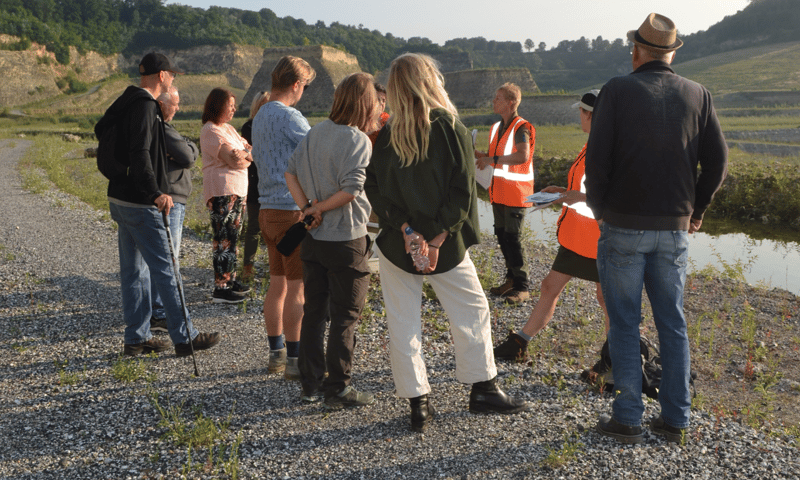 Excursie door de ENCI-groeve – ontdek de natuur en geschiedenis van Maastricht andelaars krijgen uitleg van gidsen tijdens excursie door de ENCI-groeve op de Sint-Pietersberg in Maastricht