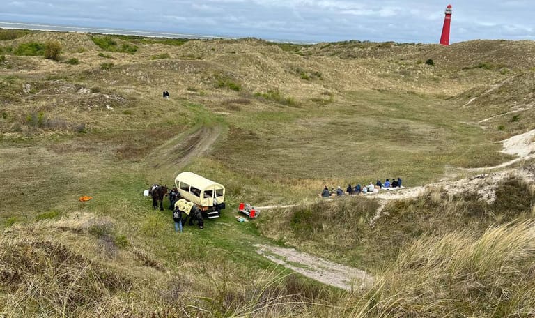 Huifkar in de duinen Huifkar tussen de duinen