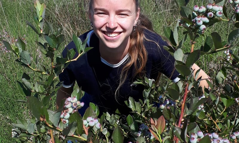 Marijke Pit bij de trosbosbes
