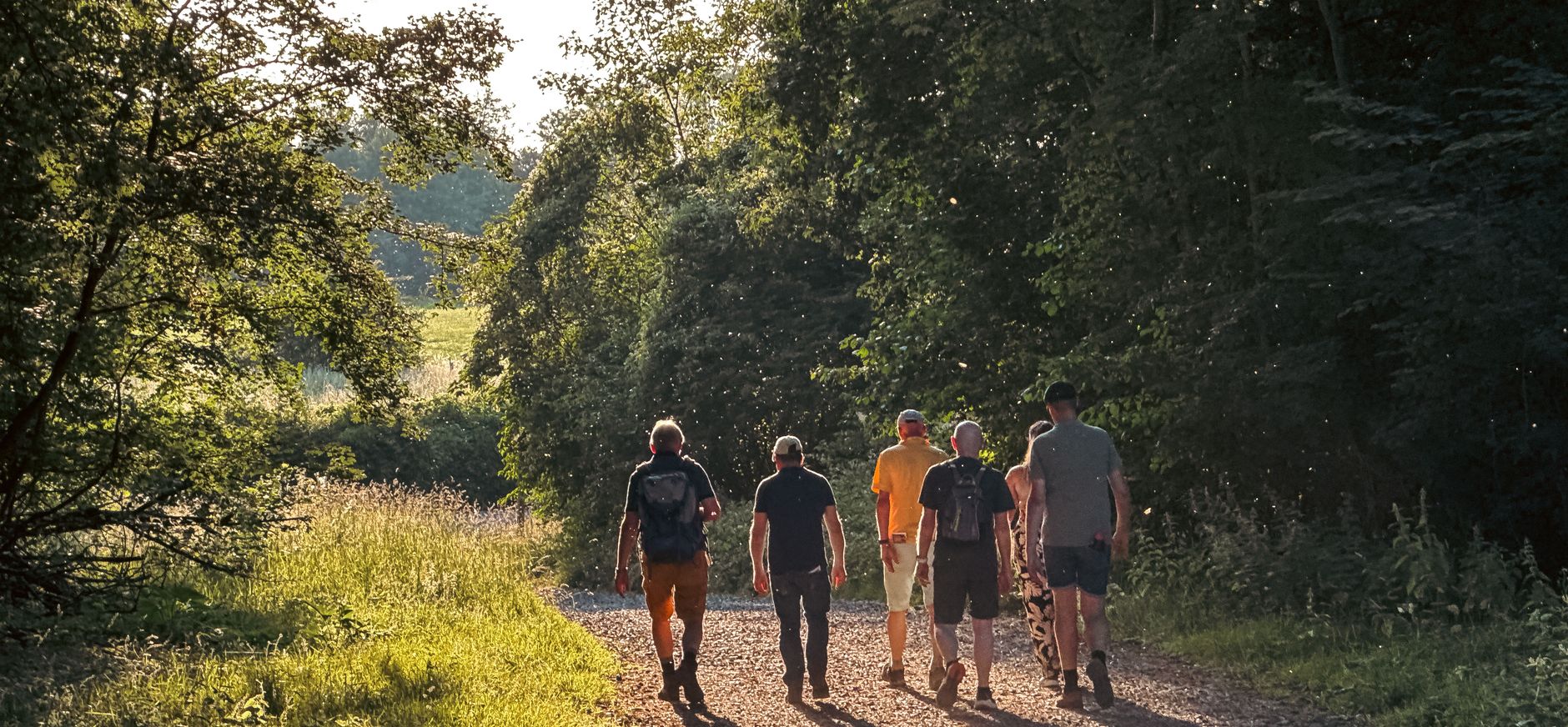 Groepje wandelaars met natuurgids tijdens een excursie op de Sint-Pietersberg