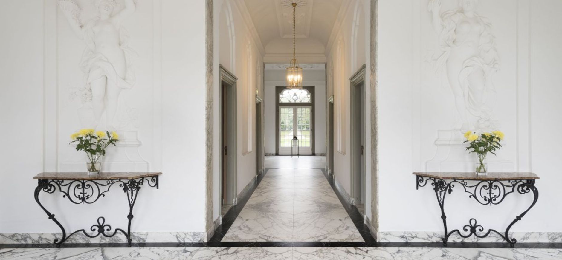 Stucwerk van Ignatius van Logteren in de centrale hal van het hoofdhuis centrale hal hoofdhuis Beeckestijn