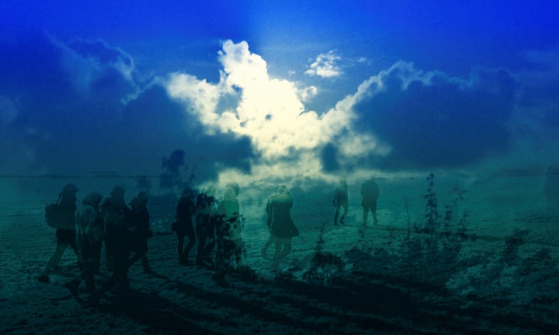 een groep mensen wandelt door de schemering