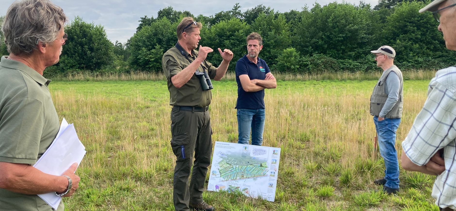 Excursie Ootmaanlanden boswachter met groep in de natuur