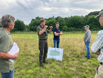 boswachter met groep in de natuur