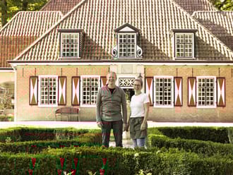 Afbeelding van Jouke en Mieke die in de tuin voor het landhuis op De Slotplaats staan