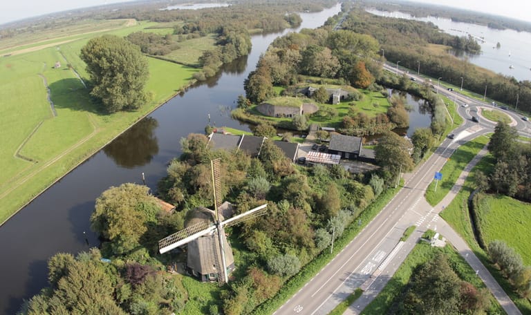Luchtfoto van molen Gabriël naast Fort Kijkuit in Kortenhoef