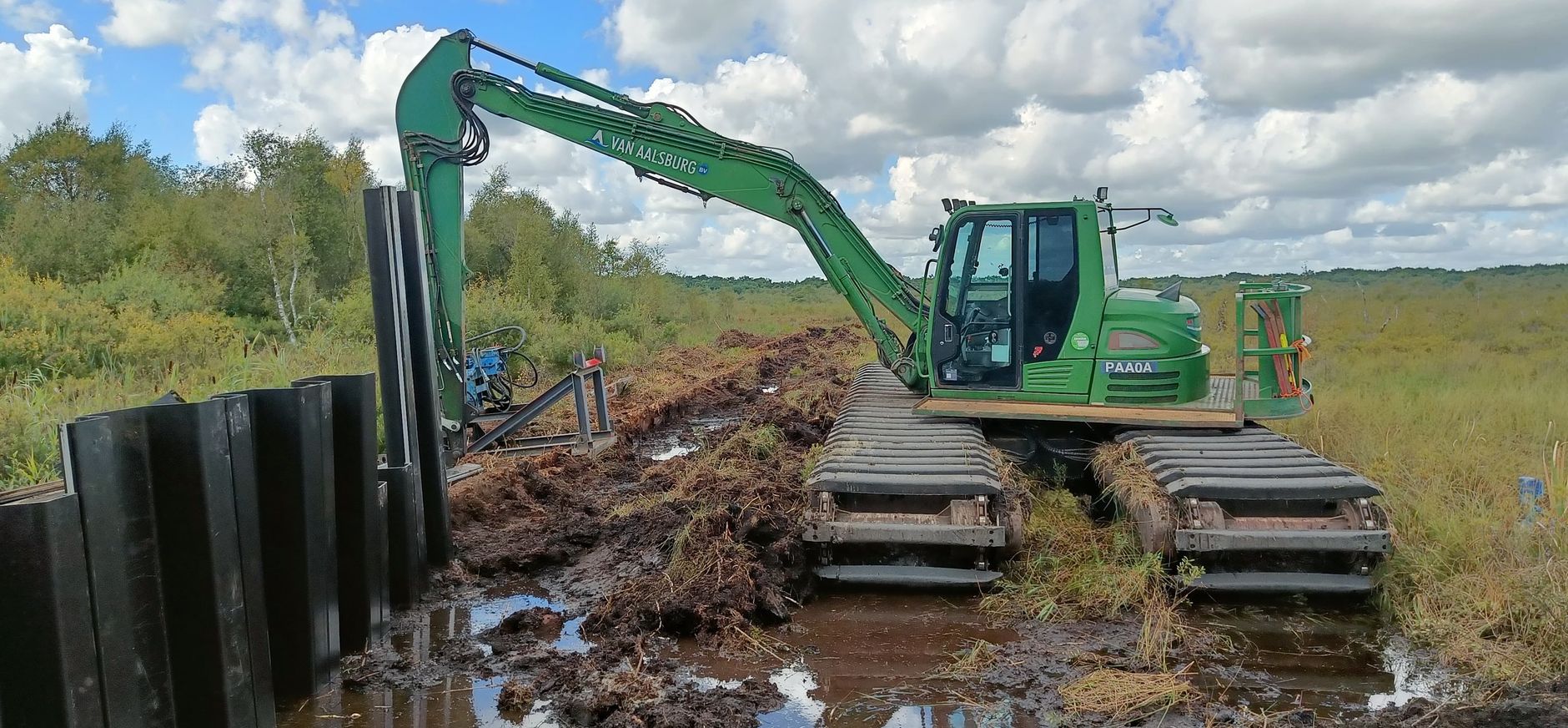 De oude houten damwanden worden vervangen door nieuwe in het Korenburgerveen
