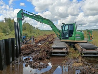 De oude houten damwanden worden vervangen door nieuwe in het Korenburgerveen