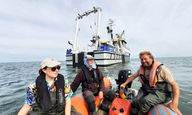 Onderzoekers onderweg naar Griend vanaf het moederschip de Wim Wolff Onderzoekers onderweg naar Griend vanaf het moederschip de Wim Wolff