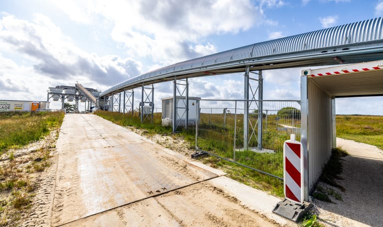 Emissiearm werken in het Fochteloerveen - transportband Emissiearm werken in het Fochteloerveen - transportband