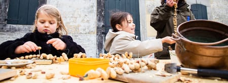 Kinderen maken vogelsnacks van pinda's