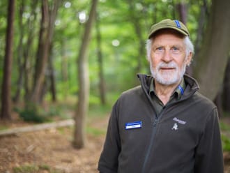 Vrijwilliger Dick in het bos - een profielfoto