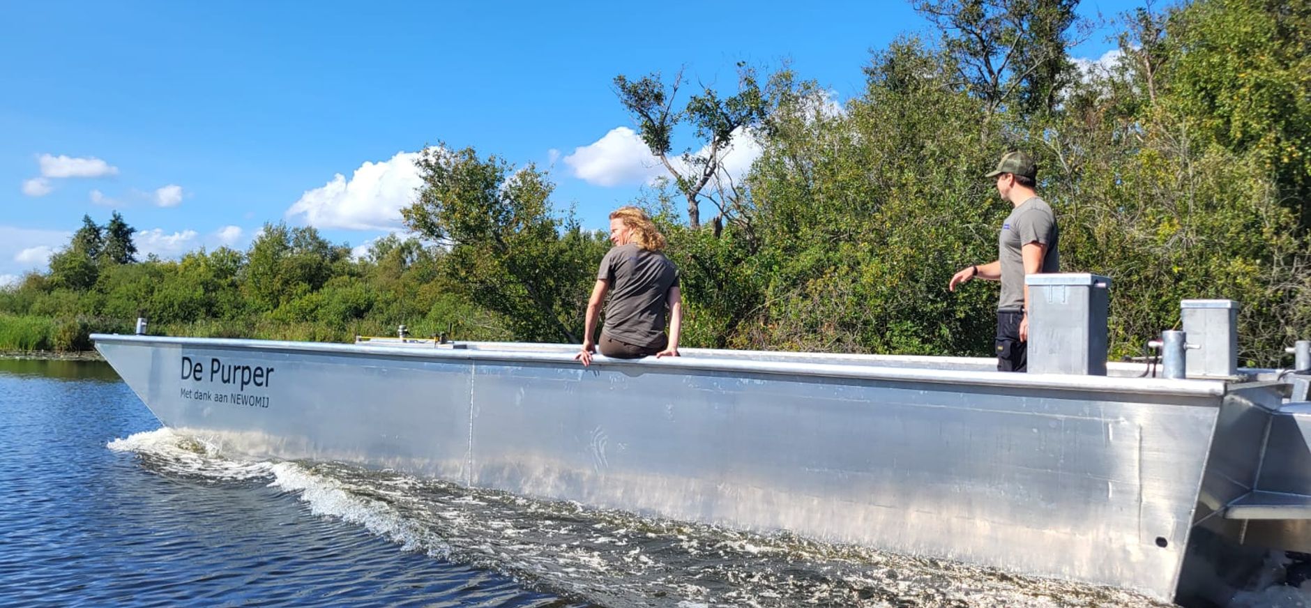 Nieuwe maaiboot Naardermeer in actie