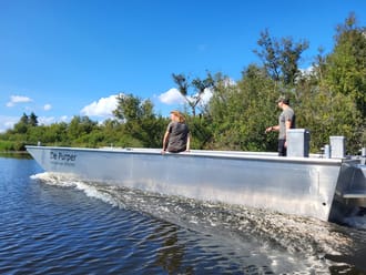 Nieuwe maaiboot Naardermeer in actie