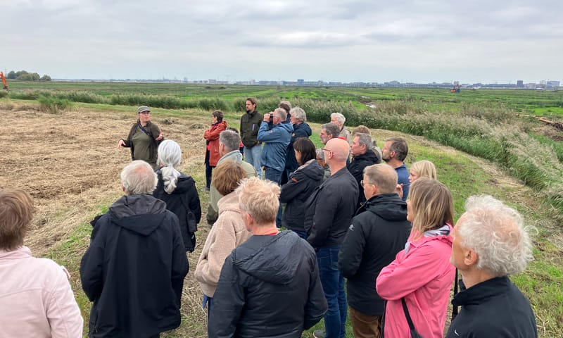 Uitleg in het veld door de boswachter